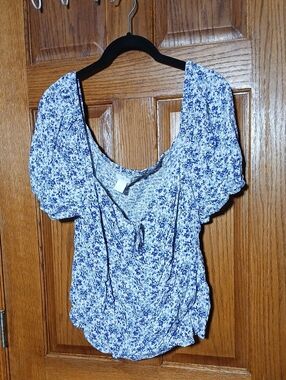 H&M White and Blue Floral Scoop-Neck Blouse 2XL